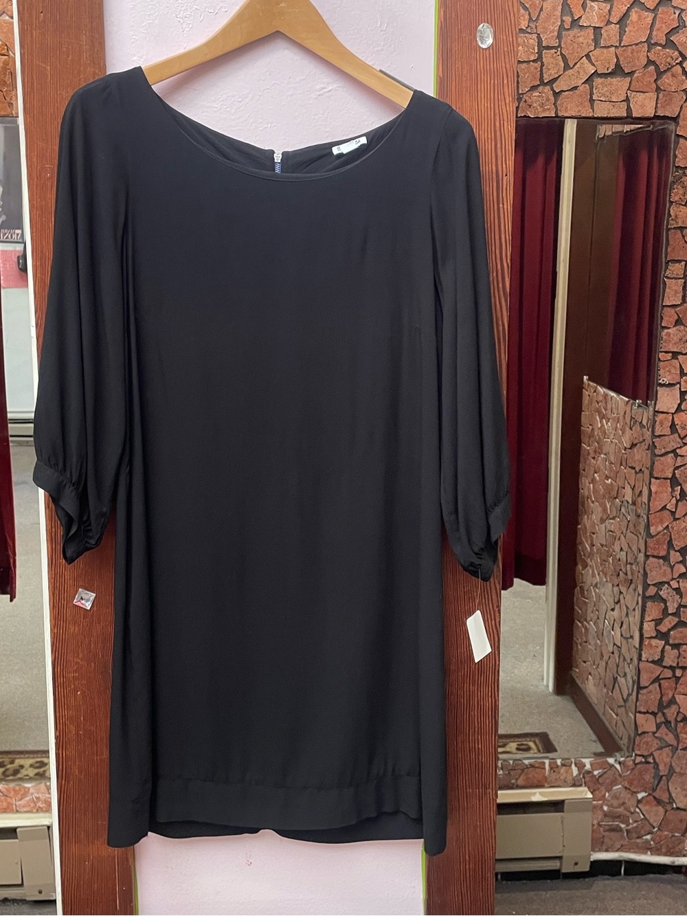 Splendid Black Mini Shift Dress with Three-Quarter Sleeves